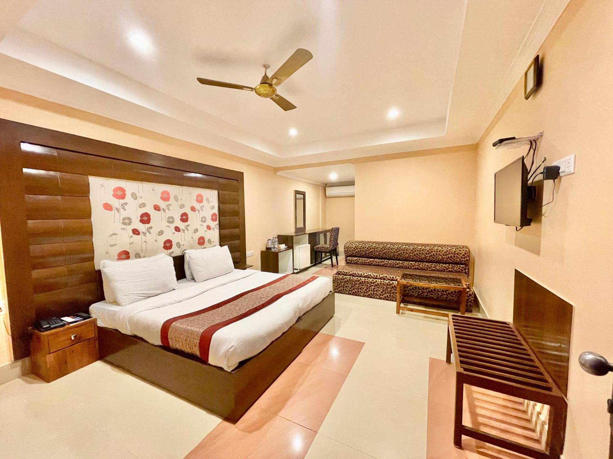 Hotel V-I Near Sea , Puri Private-Park -Gym-Spa Fully-Airconditioned-Hotel Lift-And-Parking-Facilities Breakfast-Included Екстериор снимка
